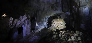 Diese neu entdeckte Höhle ist durch den Bau der Bahntrasse gefährdet. Foto: Desinformémonos/Manuel Valdivia