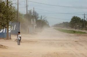 Ein Junge geht durch den staubigen Wind zur Schule in Loma Plata, Paraguay. Foto: Elton Núñez (CC BY-NC-ND 4.0)