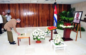 Der kubanische Ex-Präsident Raúl Castro bei der Trauerzeremonie für Luis Alberto Rodríguez López-Calleja, ehemaliger Ehemann seiner Tochter und einer der mächtigsten Männer Kubas. Foto: Facebook/Presidencia Cuba