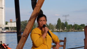 Die honduranische Umweltaktivistin Juana Zúñiga auf dem Floßboot „Anarche“ in Berlin / Foto: Ute Löhning, NPLA
