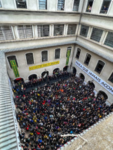 Zur öffentlichen Lesung des Briefes versammelten sich Menschenmengen an den Universitäten, hier an der Rechtsfakultät der USP /  Foto: Roberto Parizotti