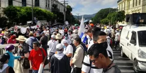Am 15. September demonstrierten Hunderte Salvadorianer*innen gegen den Ausnahmezustand und weitere Maßnahmen der Regierung Bukele. Foto. Voces Nuestras