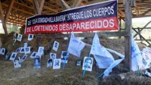 In der "Feldscheune" der ehemaligen Colonia Dignidad fordern Angehörige von Verschwundenen Aufklärung / Foto: Ute Löhning