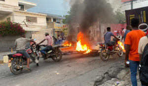 Überall in Haiti werden seit Tagen Straßen blockiert. Foto: AlterPresse