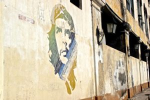 Ziert noch immer so manche Wände und Shirts: Ernesto "Che" Guevara / Foto: Dan Stretton/Locally Sourced Cuba Tours via Flickr (CC BY 2.0)