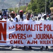 Journalist*innen protestieren gegen Gewalt
