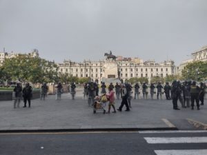Nach Castillos Absetzung kontrolliert das Militär die Plaza San Martin in Limas Altstadt. Foto: Hildegard Willer/Informationsstelle Peru