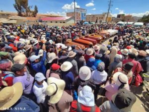 Angehörige und Anwohner*innen betrauern ihre Toten in Juliaca, Puno. Foto: Servindi/Max Nina