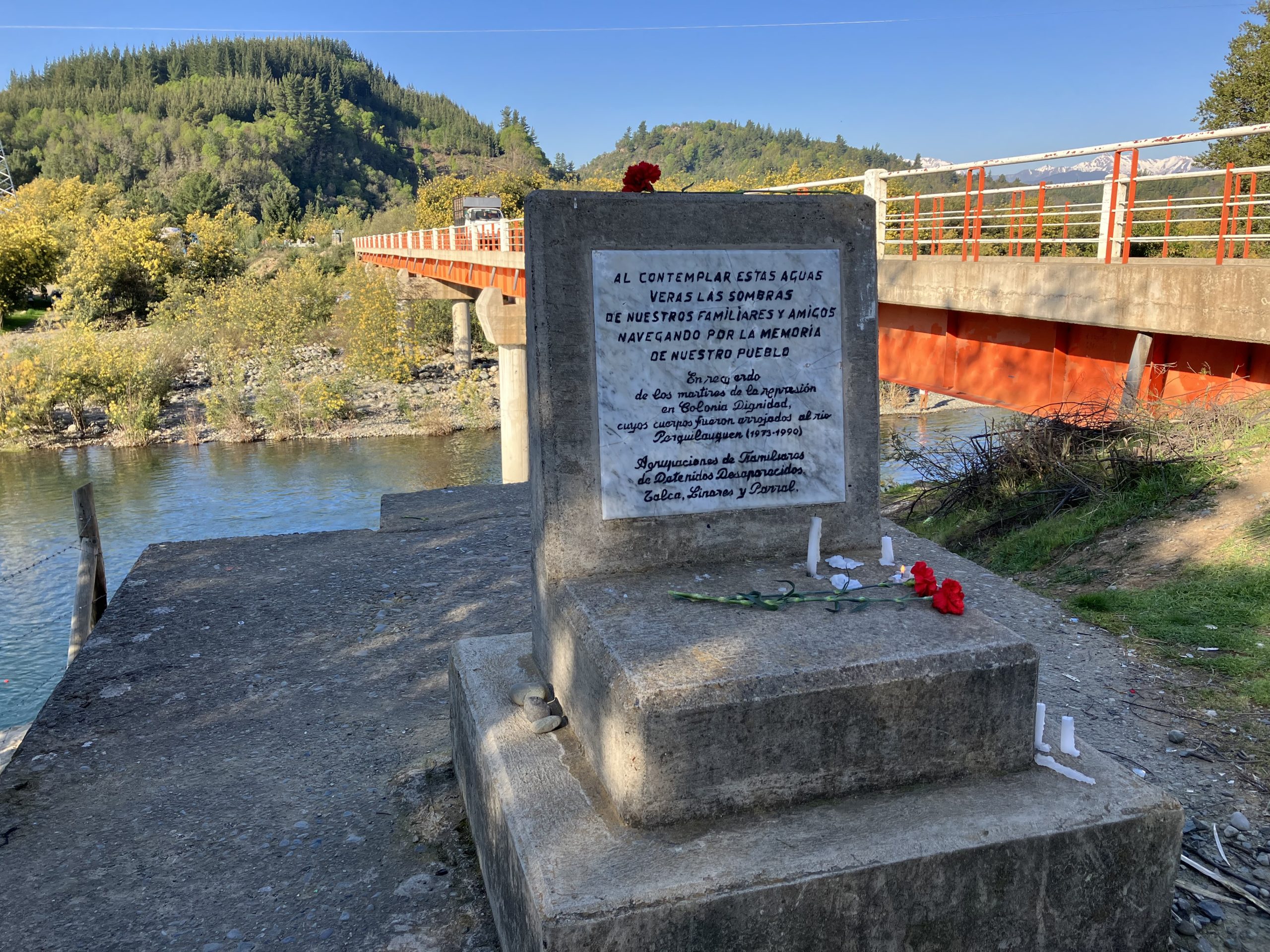 Angehörige von Verschwundenen gedenken ihrer Liebsten am Fluss Perquilauquén, 2022. Foto: Ute Löhning