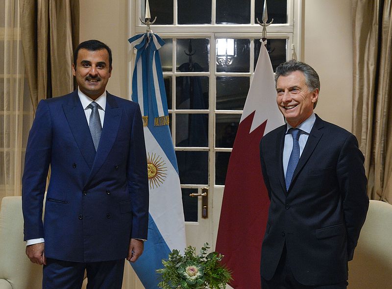 2016: Scheich Tamim bin Hamad Al Thani zu Besuch in Argentinien. Ex-Präsident Macri hatte den Emir von Katar seinerzeit dazu motiviert, Investitionen in Agrarwirtschaft, Infrastruktur und Energie zu tätigen.
Foto Casa Rosada Argentina via wikimedia
CC BY 2.5 AR