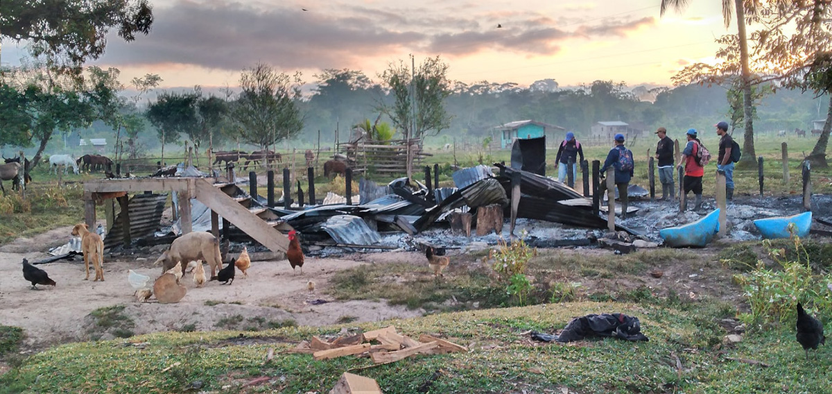 Niedergebrannte Häuser in der indigenen gemeinde Alal. Foto: 
Francisco Davis Phatterson/landportal.org (CC BY 4.0)