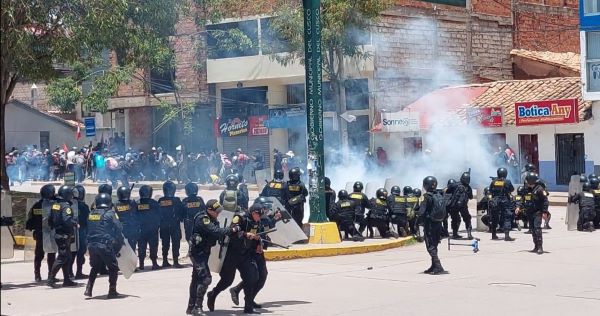 Bei den Protesten in Peru, hier eine Szene aus Cusco, wurden mehrfach auch Journalist*innen von der Polizei angegriffen oder eingeschüchtert. Foto: Servindi