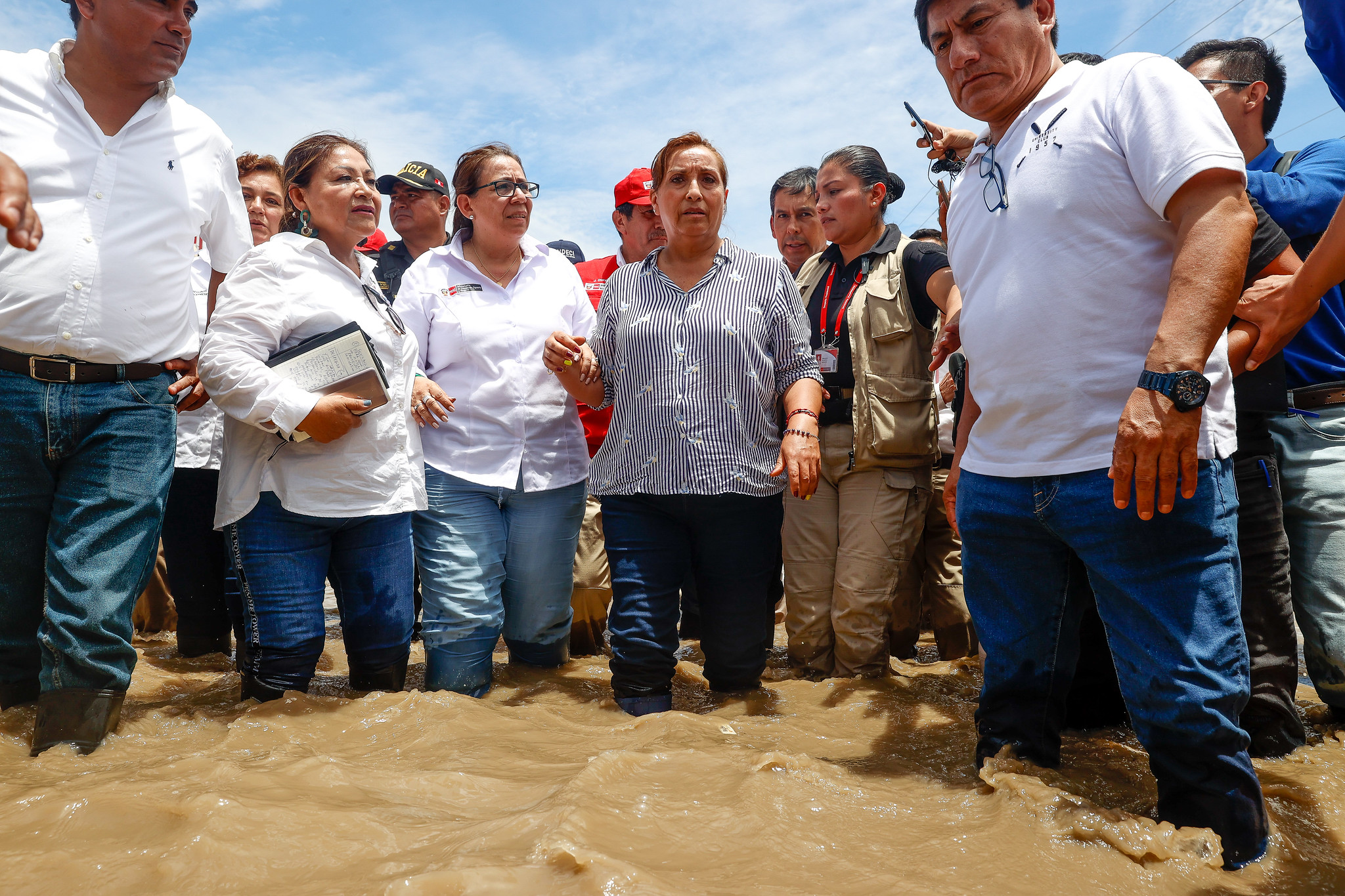 Piura, Peru, März 2023: Präsidentin Boluarte knietief im Wasser. Dennoch wurden für Peru Hitze und Trockenheit als gefährlichste Gesundheitsrisiken identifiziert.
Foto: Presidencia Perú. Fotos Publicas
CC BY-NC 2.0