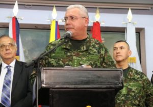 Nach dem Beschluss über einen Waffenstillstand mit der ELN verkündet der Chef der kolumbianischen Streitkräfte, General Helder Giraldo, den Zeitplan bis zum Beginn des Waffenstillstands am 3. August. Foto: Contagio Radio