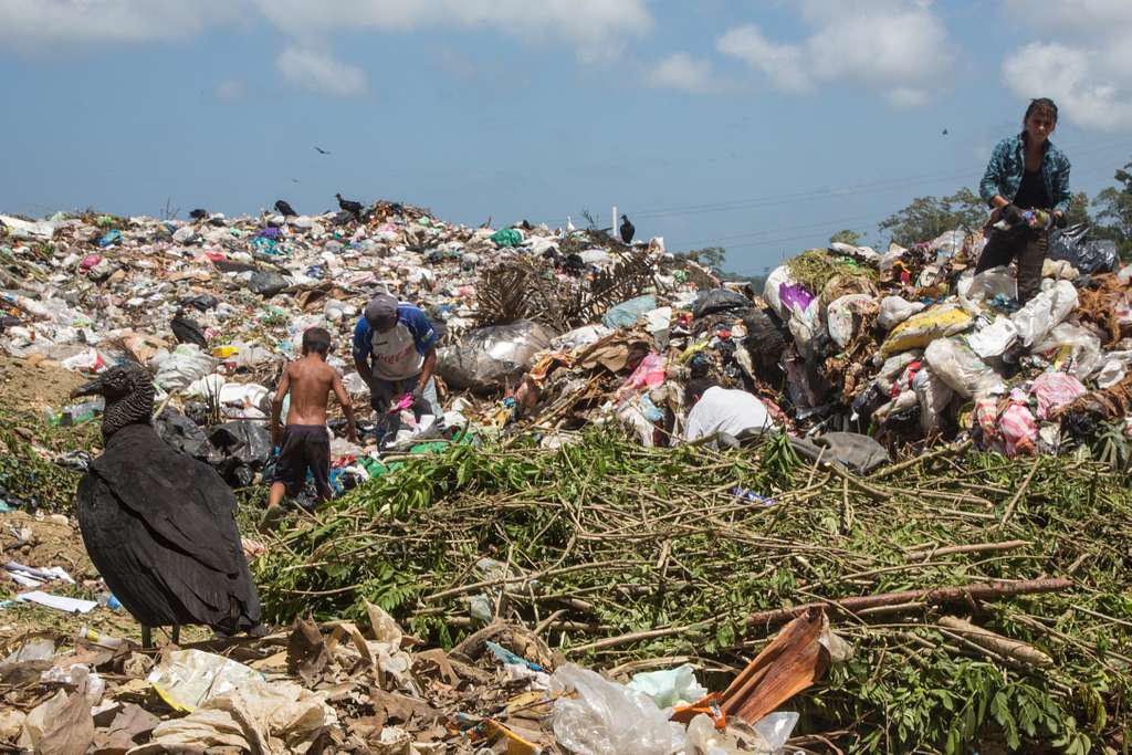 Honduras und Guatemala Müllberge Karibikküste