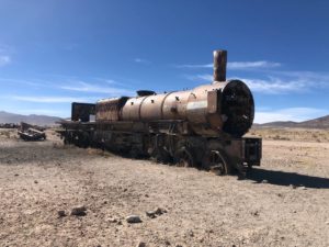 Rostige Lokomotive am Cementerio de Trenes, dem "Eingangstor zum Salar de Uyuni". Ein Symbol für die extraktivistische Geschichte Boliviens. 