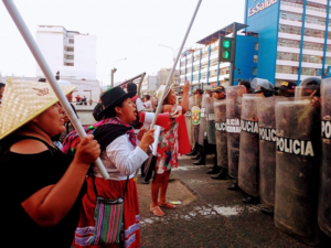 Indigene Frauen gegen die Polizei im Zentrum von Lima. Foto: Jesús Rojas
