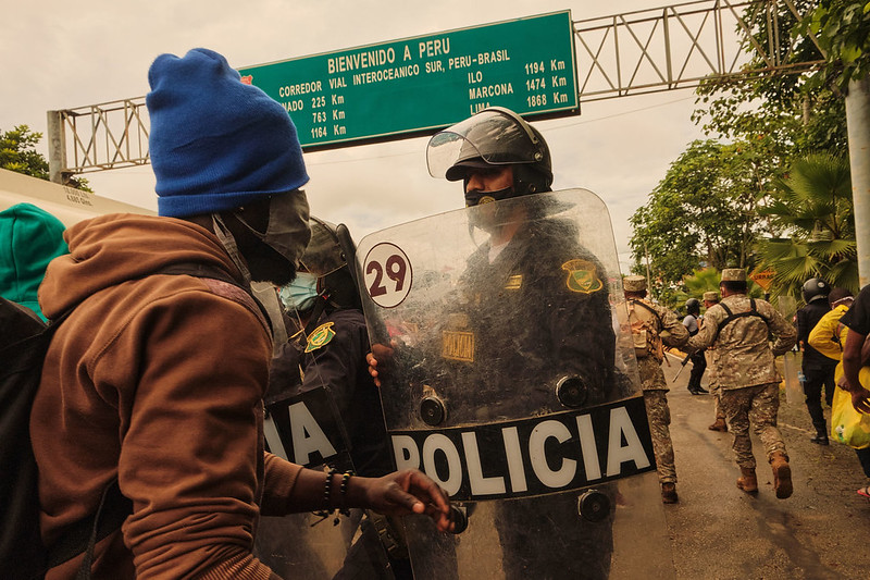 Konflikt zwischen Polizei und Migrant*innen an der peruanischen Grenze 2021. Woie würden gut bewaffnete, aber schlecht ausgebildete Polizeikräfte in einer solchen Situation reagieren? Foto: Alexandre Cruz Noronha/Amazônia Real via Flickr (CC BY-NC 2.0)