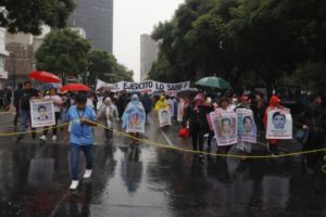 Mit einem Demonstrationszug fordern Angehörige die Regierung auf, das Verschwinden der Studenten aufzuklären.
Foto: Tlachinollan