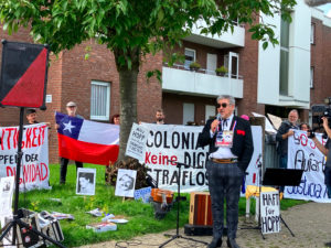 Juan Rojas Vásquez spricht bei einer Kundgebung in Krefeld