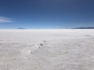 Die Salzwüste Salar de Uyuni in Bolivien unter blauem Himmel. Foto: Hannes Mattenschlager