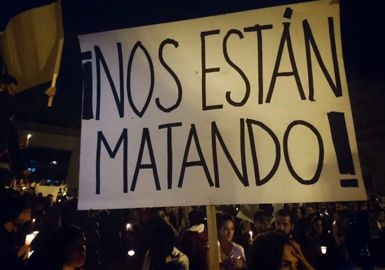 "Sie töten uns" - Protestschild auf einer Kundgebung in Kolumbien. Foto: Contagio Radio