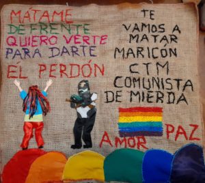 Luwy stellt uns seine Stickerei vor. Auf ihr ist ein Polizist zu sehen, der eine Person an die Wand drückt und dazu der Text "Mátame de frente, quiero verte para darte el perdón." - Erschieß mich nicht von hinten. Ich will dich ansehen, um dir vergeben zu können und daneben der Schriftzug ".Bildrechte: Luwy La Pincoya