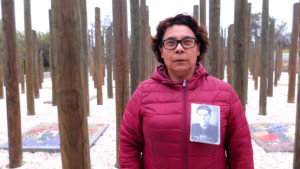Flor Lazo Maldonado am Gedenkort für 70 ermordete oder verschwundene Landarbeiter, Paine September 2022