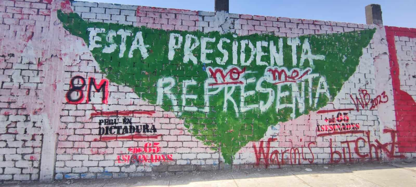 "Esta presidenta no me representa", escrito encima de un triángulo verde. Al lado: "Peru en dictadura".
Intervención urbana por el 8M del frente gráfico
WarmisBitchz, en Lima
Foto: cortesía de las WarmisBitchz.