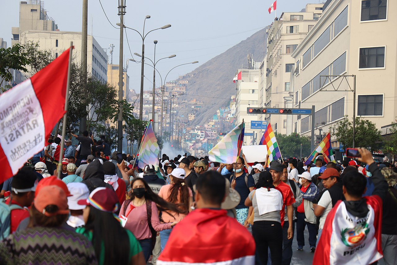 Manifestantes protestan en el Centro de Lima. 12 de diciembre 2022. Autor: Mayimbú. Quelle: Wikimedia Commons.