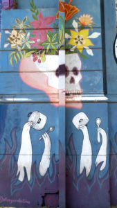 Graffity: aus Totenkopf wachsen Blumen. Santiago 2020.