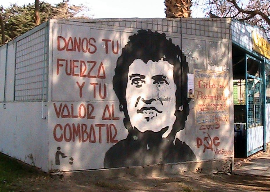 Grafitti mit dem KOnterfei Victor Jaras: "Gib uns deinen Stärke und deinen Mut zu kämpfen."
Foto: Marcelo Urra via wikimedia. Aufgenommen 2010.
CC BY-SA 2.0