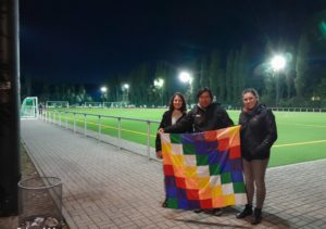 Auch beim Club Cono Sur e.V. in Berlin schwenkte Oscar die Wiphala, Flagge der indigenen Gruppen Lateinamerikas, um Sichtbarkeit für indigenen Fußball zu erreichen. Foto: Oscar Talero