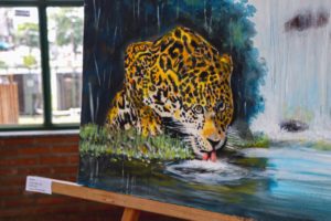 Wasser ist Leben. Ein Leopard trinkt aus einem Fluss. Gemälde der Ausstellung ‘Vida e Cores’, Manaus 2022.
Foto: Fotos Públicas.
CC BY-NC 2.0 Deed