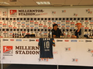 Beim Zweitligisten FC St. Pauli führte uns Klara Sellheim durchs Stadion und sogar bis auf den Stuhl im Presseraum. Foto: Tobias Mönch