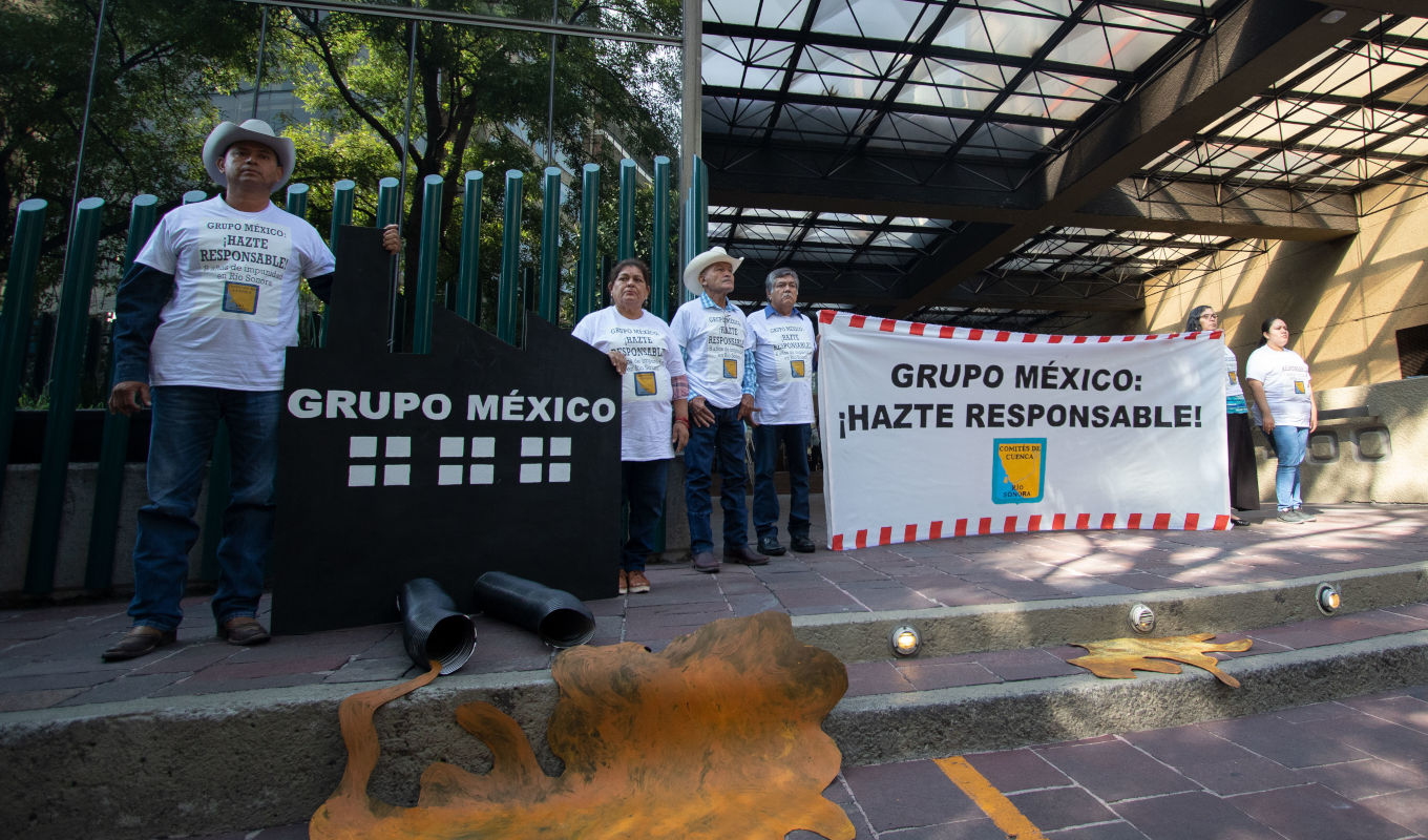 Mitglieder der Komitees des Sonora-Flussbeckens CCRS protestieren im August 2022 vor den Büros der Grupo México. Foto: Poderlatam (CC BY-SA 4.0 Deed).