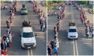 Skurrile Szenerie: Eine schwer bewaffnete Fahrzeugkolonne des Sinaloa-Kartells wird auf der Panamericana im südmexikanischen Bundesstaat Chiapas von mutmaßlichen Anwohner*innen begrüßt. Foto: Desinformémonos