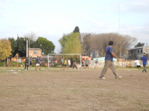 La cancha de fútbol de Los Pumitas siempre ha sido de tierra. Hoy, por fin, se mejora el sitio por un proyecto del Ministerio de desarollo Social Argentina. Foto: Tobias Mönch