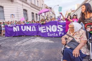 Frauen*proteste gegen Feminizide in Santa Fé, 8. März 2018.
Foto: Gabriela Carvalho PH via wikimedia
CC BY-SA 4.0 Deed