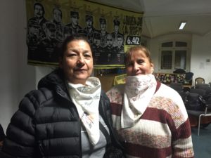 Rubiela Giraldo Valencia (links) und Jacqueline Castillo Peña vom Opferverband Mütter der Falsos Positivos (MAFAPO) im Oktober in Berlin. Foto: Darius Ossami