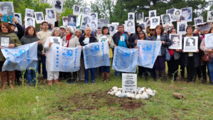 Angehörige von ermordeten und verschwundenen Gefangenen errichten Gedenkstein 