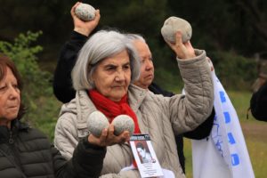 Angehörige von Verschwundenen halten Steine In Erinnnerung an ihre Liebsten