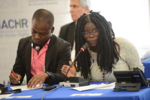 Am Mikrofon: Amanda Hurtado,  zu ihrer Rechten Ariel Palacios Angulo, Nationale Konferenz afrokolumbianischer Organisationen (CNOA)
Foto: Daniel Cima via flickr
CC BY 2.0 Deed