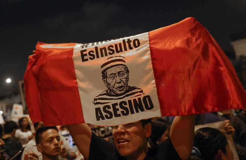 Eine Begnadigung Fujimoris sei eine Beleidigung, findet dieser peruanische Demonstrant. Foto: A. Davey/Flickr (CC BY-NC-ND 2.0 Deed)