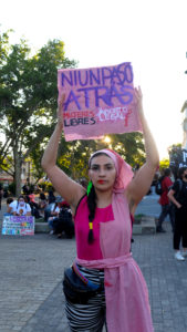 Demonstrantin hält Plakat mit Forderung nach freiem Zugang zu Abtreibung, 25. November 2021