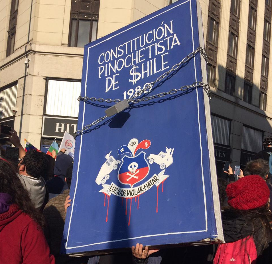 afiche simbolizando la constitución de 1980 que amarra la gente.