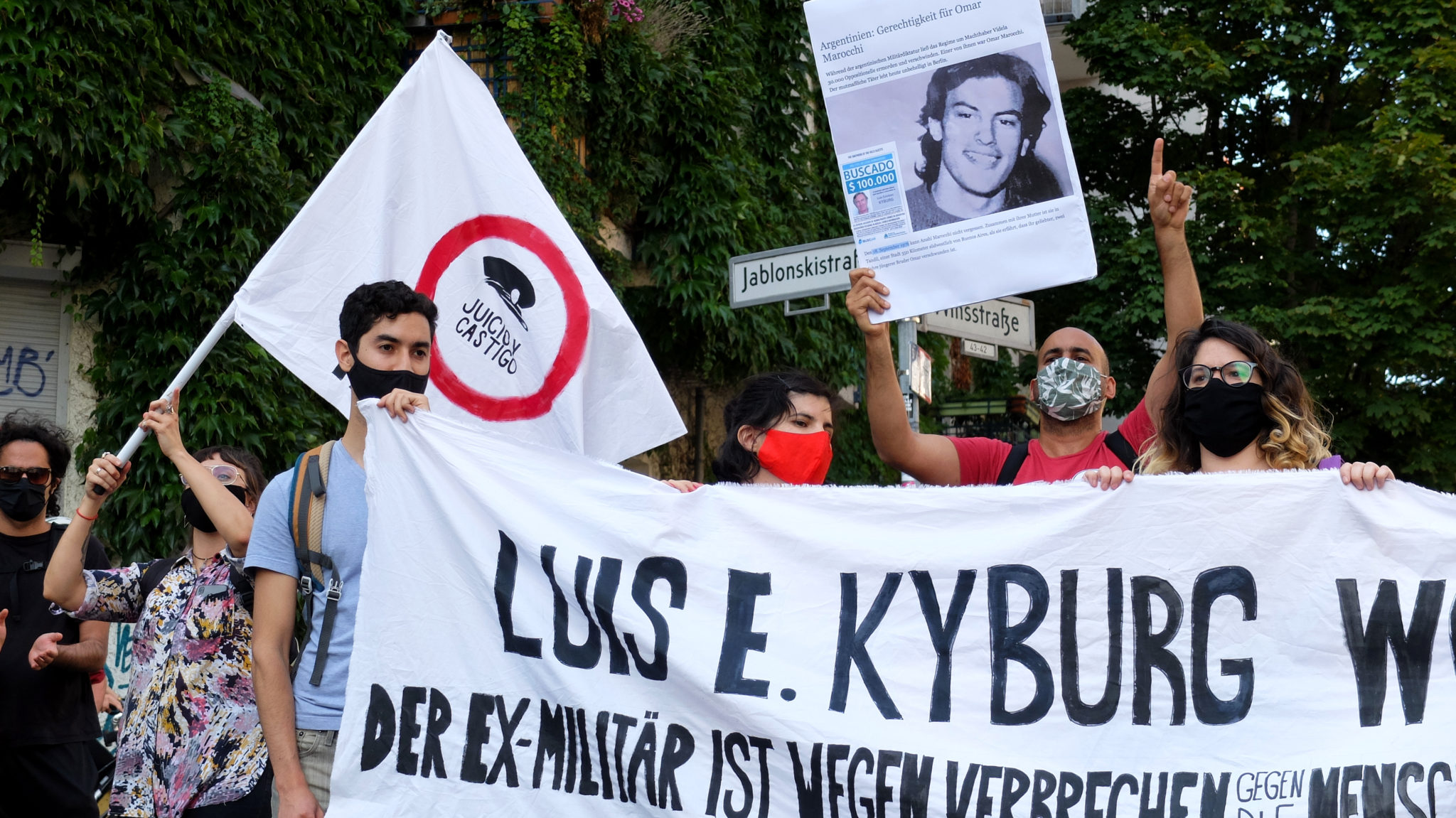 Demonstrierende halten Transparent und zum Fall Kyburg