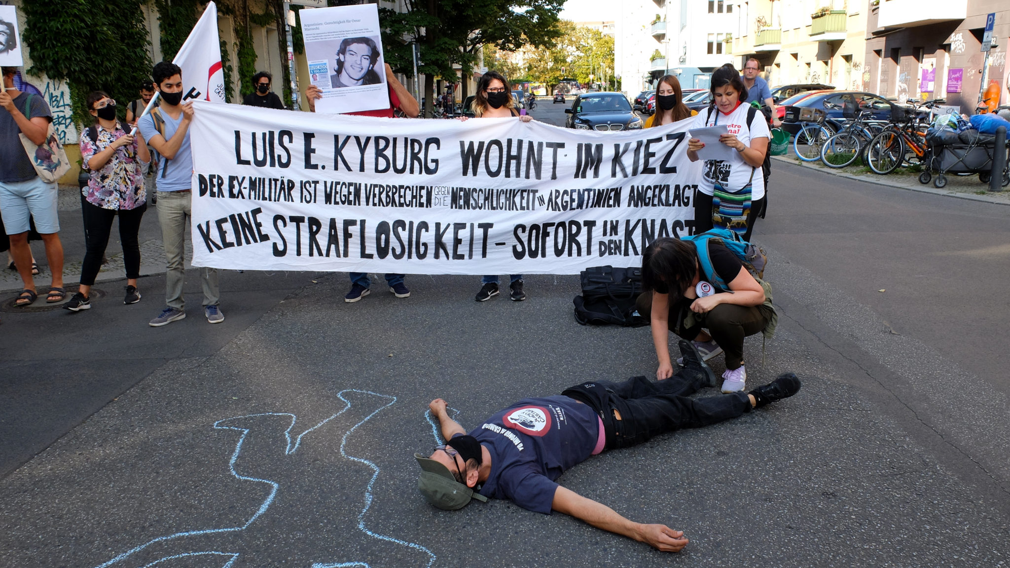 Kundgebung in der Nähe von Luis Esteban Kyburgs Wohnort im Berliner Prenzlauer Berg, 2020. Foto: Ute Löhning