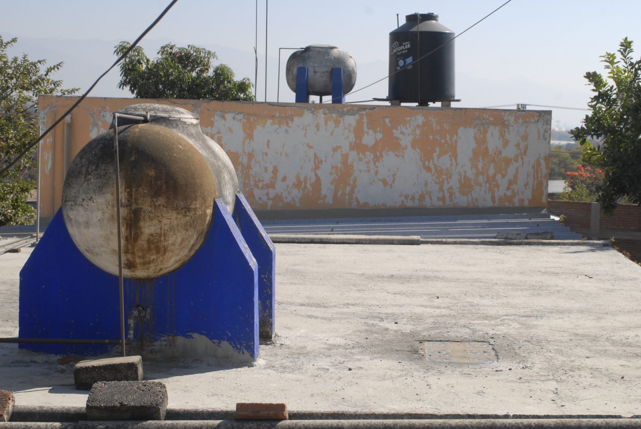 Wassertanks auf einem Dach