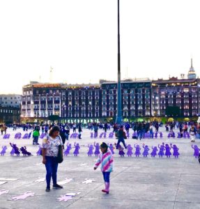 Auf dem Zócalo von Mexiko-Stadt stellten Aktivistinnen die Silhouetten von tausenden Frauen auf, die nicht mehr am Leben sind. Foto: Edith Gómez Cruz/Cimacnoticias
